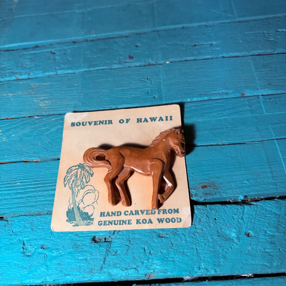 Vintage Koa Wood Horse Brooch Hand Carved Made in Hawaii - Picture 5 of 9
